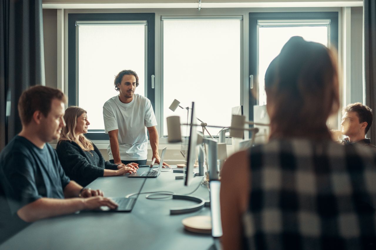 heros-img Une équipe diversifiée échange lors d’une réunion collaborative au bureau.