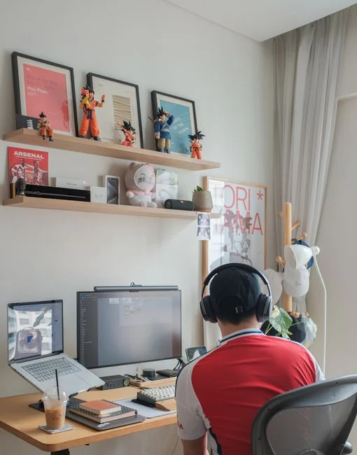 about-us Des membres de l’équipe échangent au sujet de graphiques numériques sur une tablette, dans un bureau moderne.